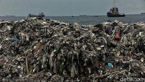 Sampah Plastik Ancam Laut Jakarta