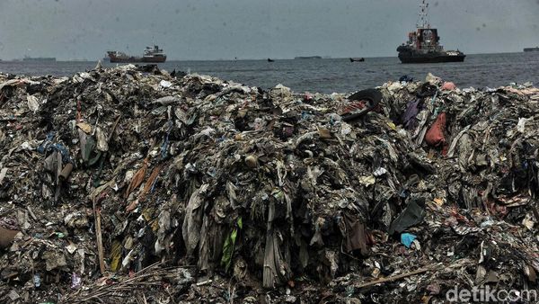 Sampah Plastik Ancam Laut Jakarta