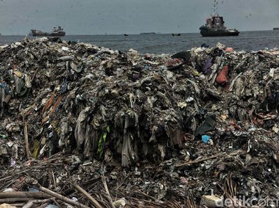 Sampah Plastik Ancam Laut Jakarta