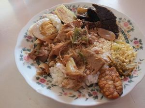 Bhuk..Ibhuk..Yuk, Sarapan Nasi Madura Berlauk Komplet Ini!