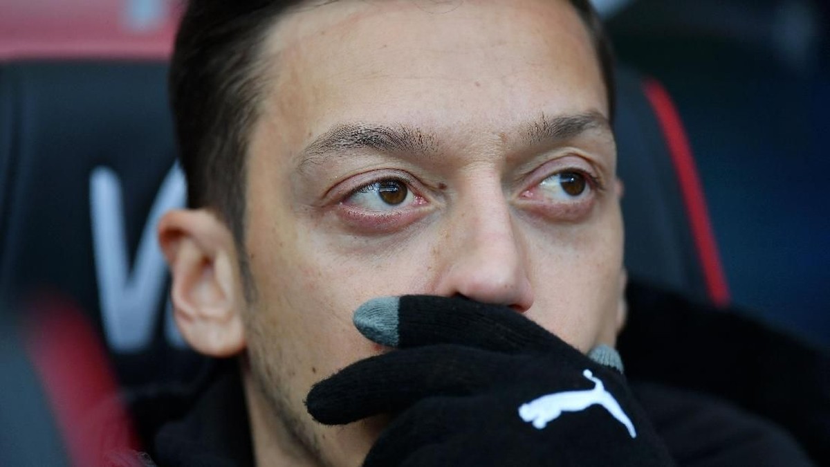 Mesut Oezil tidak dibawa Arsenal saat tumbang 0-1 dari West Ham United. (Foto: Dan Mullan/Getty Images)