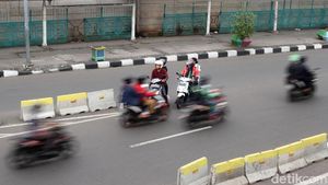 Kebangetan! Aksi Nekat Lawan Arah Pemotor di Senen
