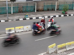 Bahaya yang Mengintai Pemotor Langkahi Pembatas Busway