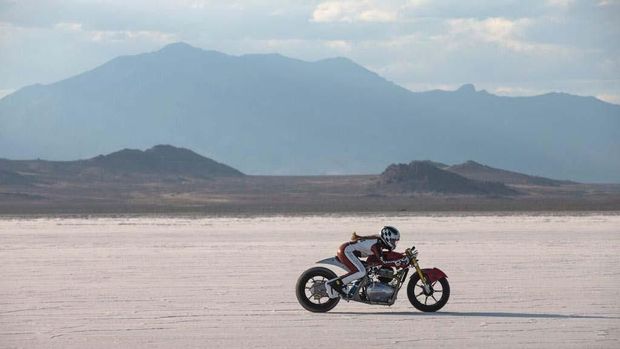 Royal Enfield Continental GT 650 Twin di padang garam, Utah, Amerika Serikat.
