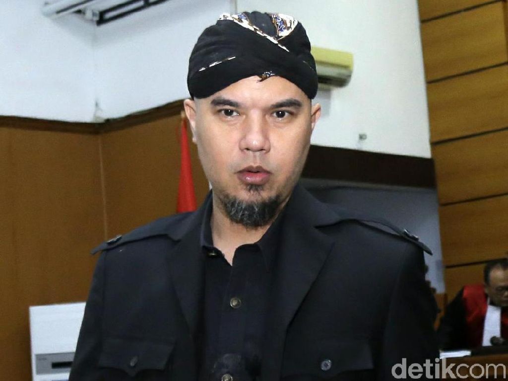 Polda Jatim Tepis Serangan Ahmad Dhani Polda Jatim Tepis Serangan Ahmad Dhani