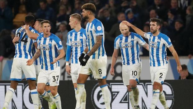 Huddersfield keluar dari zoa degradasi.