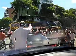 Detik-detik Bus Boca Juniors Diserang Suporter River Plate