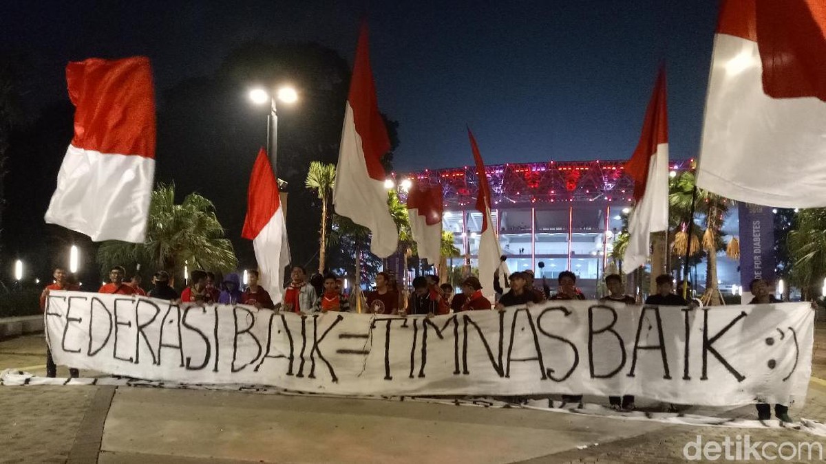 Suporter timnas Indonesia melakukan aksi memprotes Ketua Umum PSSI Edy Rahmayadi. (Foto: Amalia Dwi Septi/detikSport)