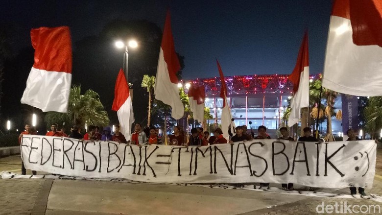 Suporter: Federasi Baik, Timnas Baik