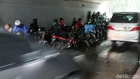 Hujan, Kolong Semanggi Jadi Tempat Berteduh Pemotor