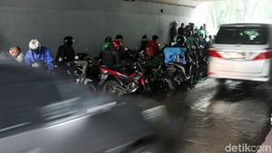 Hujan, Kolong Semanggi Jadi Tempat Berteduh Pemotor