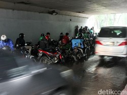 Dishub DKI Ingatkan Denda Rp 250 Ribu untuk Pemotor Berteduh di Bawah Flyover