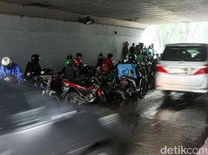 Dishub DKI Ingatkan Denda Rp 250 Ribu untuk Pemotor Berteduh di Bawah Flyover Dishub DKI Ingatkan Denda Rp 250 Ribu untuk Pemotor Berteduh di Bawah Flyover