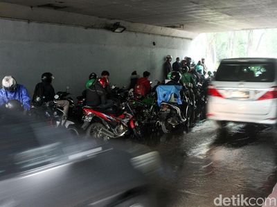 Hujan, Kolong Semanggi Jadi Tempat Berteduh Pemotor