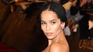Berpose Tanpa Busana, Zoe Kravitz Tiru Gaya Ibunya di Cover Rolling Stone
