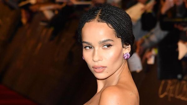 Berpose Tanpa Busana, Zoe Kravitz Tiru Gaya Ibunya di Cover Rolling Stone