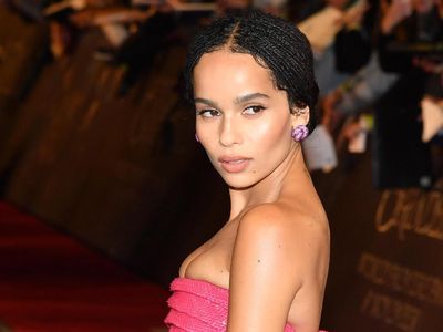 Berpose Tanpa Busana, Zoe Kravitz Tiru Gaya Ibunya di Cover Rolling Stone