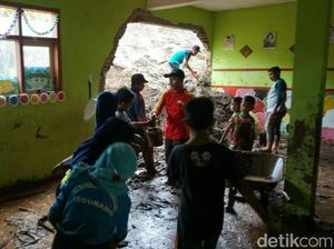 Tak Hanya Banjir, Longsor Juga Jebol Gedung Sekolah di Banyuwangi