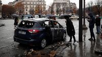 Foto: Mobil Hangus dan Sisa-sisa Demo BBM Ricuh di Paris