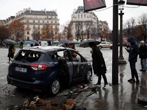 Foto: Mobil Hangus dan Sisa-sisa Demo BBM Ricuh di Paris
