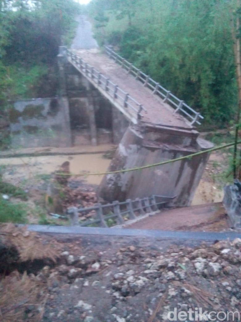 Banjir Bandang Terjang Bojonegoro, Satu Jembatan Ambruk