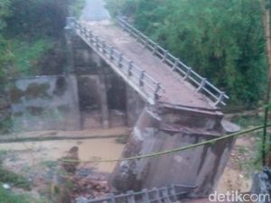Banjir Bandang Terjang Bojonegoro, Satu Jembatan Ambruk