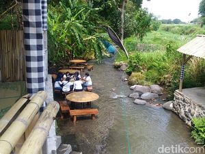 Makan di Atas Aliran Sungai, Bisa di Boyolali Makan di Atas Aliran Sungai, Bisa di Boyolali