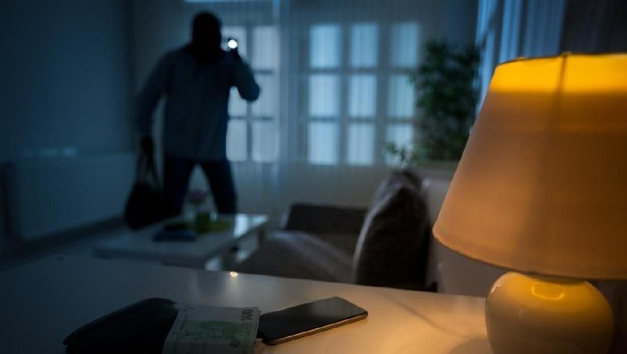 Ilustrasi perampokan intrusion of a burglar in a house inhabited