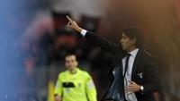 Sementara di pinggir lapangan, pelatih Lazio Simone Inzaghi terus memberikan arahan. Marco Rosi/Getty Images.