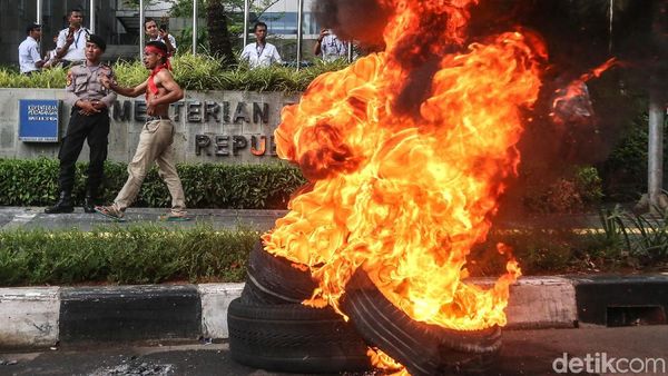 Aksi Bakar Ban di Kemendag Gara-gara Harga Kopra Anjlok