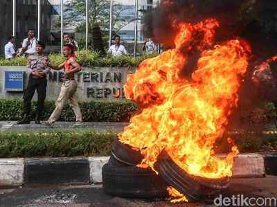 Aksi Bakar Ban di Kemendag Gara-gara Harga Kopra Anjlok