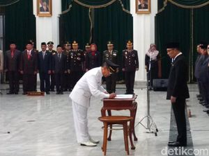 Ridwan Kamil Lantik Karna Sobahi Jadi Bupati Majalengka