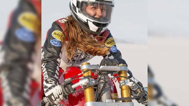 Cayla Rivas duduk di motor Royal Enfield Continental GT 650 Twin.