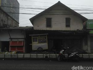 Pembangunan Trotoar di Ngelom Sidoarjo Dikeluhkan Warga