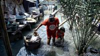 Banjir Rob Rendam Pemukiman Nelayan di Muara Angke