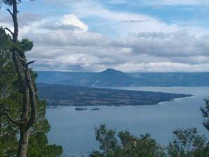 Keindahan Danau Toba dari Bukit Simarjarunjung Keindahan Danau Toba dari Bukit Simarjarunjung