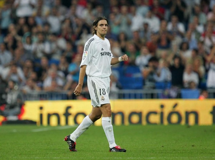 Jonathan Woodgate MADRID, SPAIN - SEPTEMBER 22: Jonathan Woodgate (R) of Real Madrid is sent off after getting a red card during a Primera Liga soccer match between Real Madrid and Athletic Bilbao at the Bernabeu on September 22, 2005, in Madrid, Spain. (Photo by Denis Doyle/Getty Images)