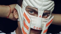 Nah, Dybala pun sudah berpose dengan topeng gladiator yang dibuat Zhijun Wang dari sepatu Copa 19. Keren, tidak? (Foto: Instagram @zhijunwang)