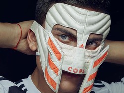 Nah, Dybala pun sudah berpose dengan topeng gladiator yang dibuat Zhijun Wang dari sepatu Copa 19. Keren, tidak? (Foto: Instagram @zhijunwang)