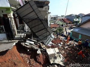 Longsor di Perumahan Kalisari, Satu Rumah Rusak Longsor di Perumahan Kalisari, Satu Rumah Rusak