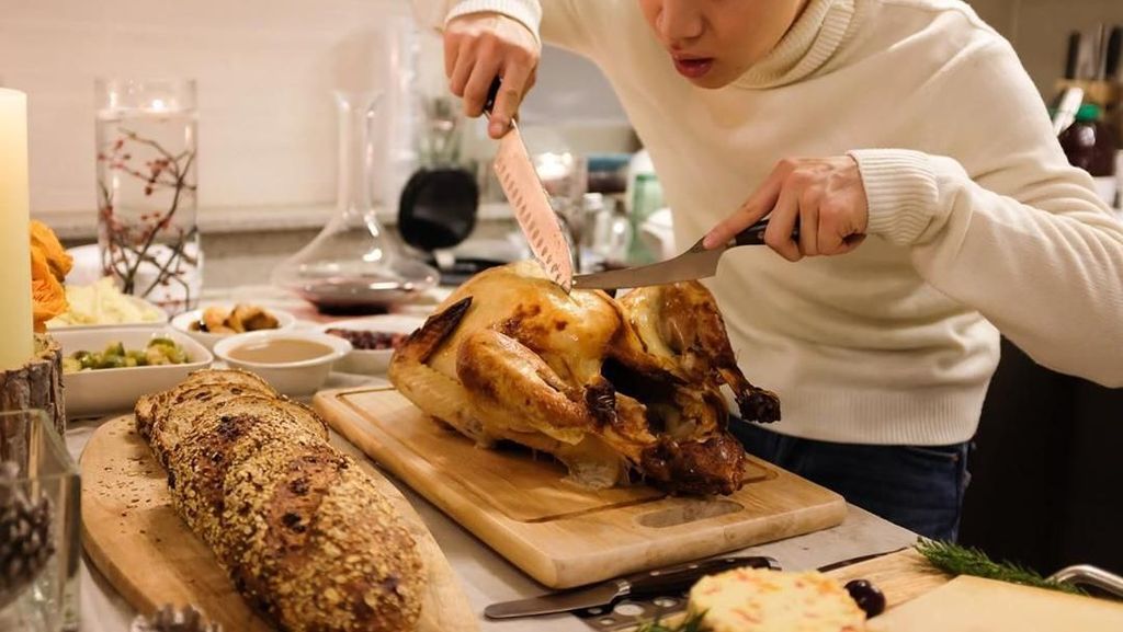 Manisnya Henry Lau Saat Masak Kalkun hingga Suapi Sang Ibu Manisnya Henry Lau Saat Masak Kalkun hingga Suapi Sang Ibu