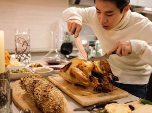 Manisnya Henry Lau Saat Masak Kalkun hingga Suapi Sang Ibu