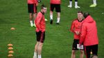Senyum Pemain Real Madrid di Kandang Serigala