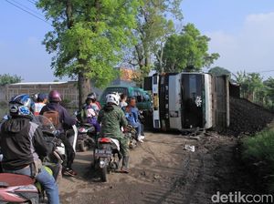 Truk Terperosok, Jalan Rancaekek-Majalaya Macet