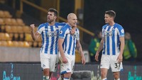 Dua pemain Huddersfield Town, Aaron Moy dan Erik Durm, berperan mengantarkan Huddersfield meraih kemenangan kedua musim ini. Huddersfield menang 2-0, seluruh gol diboyong Moy (Andrew Yates/Reuters)