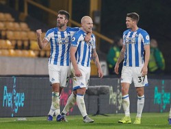 Dua pemain Huddersfield Town, Aaron Moy dan Erik Durm, berperan mengantarkan Huddersfield meraih kemenangan kedua musim ini. Huddersfield menang 2-0, seluruh gol diboyong Moy (Andrew Yates/Reuters)