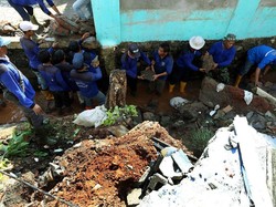Video: Pasukan Kebersihan Berjibaku di Lokasi Longsor Kalisari