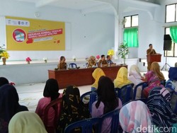 Ratusan Emak-emak di Ciamis Kembali Bersekolah