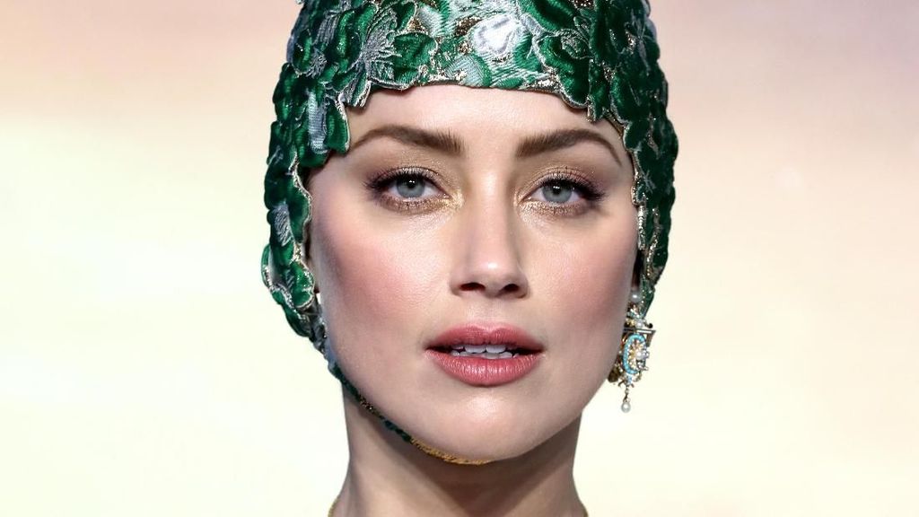 Datang ke Premier Aquaman, Amber Heard Pakai Topi Renang dan Gaun Couture