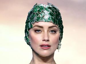Datang ke Premier Aquaman, Amber Heard Pakai Topi Renang dan Gaun Couture
